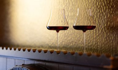 Il nuovo calice per l'Amarone disegnato riprendendo i profili delle colline e delle valli strette e lunghe, le vaj, della Valpolicella
