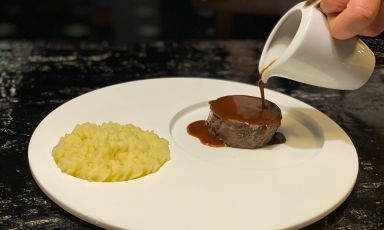 La Lièvre à la Royale di Davide Cannavino, da un anno chef dell'Hostaria Ducale, indirizzo Salita di San Matteo 29r, Genova
