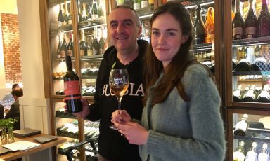 Marco Parusso con&nbsp;la nipote&nbsp;Giulia, cantina&nbsp;Parusso&nbsp;di&nbsp;Monforte D'Alba (Cuneo),&nbsp;al ristorante&nbsp;L&rsquo;Alchimia&nbsp;di Milano
