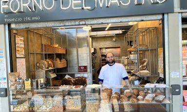 Adriano Del Mastro, al timone del suo piccolo forno milanese, inaugurato a novembre 2023 al Mercato della Darsena, in piazza XXIV Maggio a Milano. E' aperto con orario continuato dalle 8.30 alle 20, da martedì a sabato
