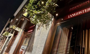 L'ingresso di Langosteria Cucina, neonato locale in via Savona 10, a Milano. Accanto, allo stesso numero civico, Langosteria, la prima insegna del gruppo, aperta nel marzo 2007
