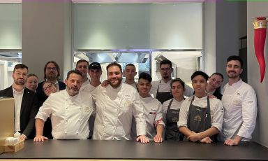 Giuseppe Mancino, (Il Piccolo Principe del Principe di Piemonte, Viareggio) e Lorenzo Sirabella (Dry, Milano) con il team di Identità Golose Milano, giovedì 6 giugno scorso per la cena del ciclo "I Maestri del Gusto"
