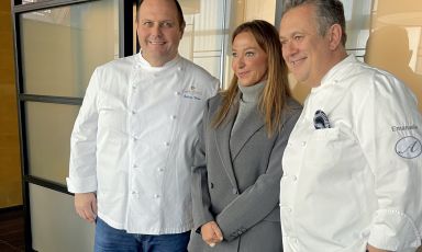 Bobo Cerea&nbsp;(DaVittorio, Bergamo), Magda Pozzo&nbsp;(Udinese Calcio) ed Emanuele Scarello&nbsp;(Agli Amici, Udine) posano prima di un pranzo a 4 mani al Bluenergy Stadium
