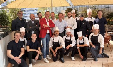 Foto di gruppo del team DaV Milano By Da Vittorio, ristorante al debutto oggi al primo piano della Torre Allianz, Milano
