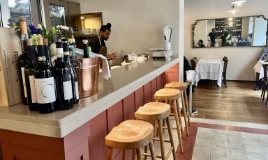 Il bancone all'ingresso di&nbsp;Trattoria Da Panciroli, progetto di Michele De Liguoro e&nbsp;Francesco Tancredi in via Gaudenzio Ferrari 1, Milano
