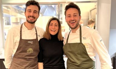 Edoardo Traverso (resident chef di Identit&agrave; Golose Milano) con&nbsp;Lucia De Luca e Valerio Serino, coppia nella vita e volti di sala e cucina&nbsp;del ristorante&nbsp;Terra&nbsp;di Copenhagen. Stasera secondo e ultimo servizio. Per prenotazioni, clicca qui
