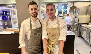 Con il collega corregionale Edoardo Traverso (a sinistra), Simone Circella de La Brinca di Ne (Genova), autore di una cena speciale a Identità Golose Milano, mercoledì 14 giugno
