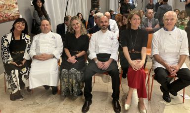 Some of the protagonists of the press conference organised yesterday by Unione Italiana Food at the Identità’s Hub, a preview of the World Pasta Day taking place today. Right to left, Enrico Derflingher and Laurel Evans, Marcello Zaccaria and Stephanie Cabibbo, Carlo Bresciani and Mime Kataniwa
