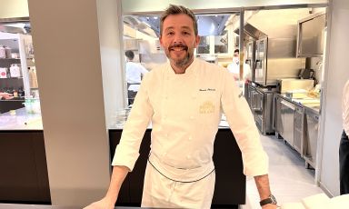 Davida Palluda, chef di&nbsp;All&rsquo;Enoteca&nbsp;di Canale (Cuneo), ieri al pass di&nbsp;Identit&agrave; Golose Milano. Cuciner&agrave; anche stasera,&nbsp;venerd&igrave; 25 febbraio. Per prenotare&nbsp;clicca qui
