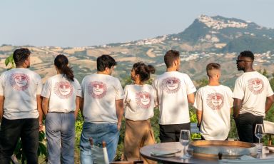 I ragazzi di Bucolica-Sangiovesa Wine Garden, la proposta estiva e campagnola della Tenuta Saiano di Santarcangelo (Rimini), nata da un’idea di Olivia Lucchi e Alex Fulvi
