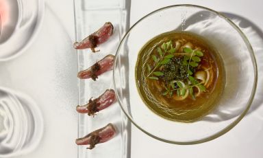 Shabu shabu di quaglia, uno dei 36 piatti che compongono il menu degustazione di DiverXo (365 euro), ristorante con 3 stelle Michelin a Madrid. Dabiz Muñoz terra lezione a Identità Milano, sabato 23 aprile, ore 15
