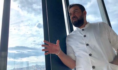 Maksut Askar, 43 anni, turco di discendenze arabe, da quasi 6 anni chef di Neolokal a Istanbul, uno dei ristoranti più ammirati in Turchia

