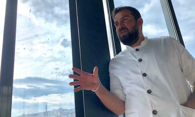 Maksut Askar, 43 anni, turco di discendenze arabe, da quasi 6 anni chef di Neolokal a Istanbul, uno dei ristoranti più ammirati in Turchia
