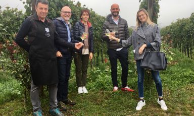 Brindisi della Cantina Lavis al Maso del Diaol. Al centro Corrado Aldrighetti, Ezio Dallagiacoma e Tamara Lazeri
