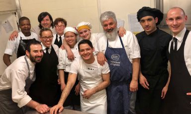 Lo staff di cucina del ristorante Ezzelino del Miramonti hotel di Frabosa Soprana (Cuneo). Dietro a tutti, a sinistra, il titolare Luca Defilippi, terza generazione di albergatori. Terzo da destra, lo chef Antonio Ietto, lecchese
