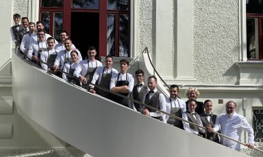 Norbert Niederkofler coi ragazzi di Atelier Moessmer, Brunico (Bolzano). Il ristorante ha aperto il 12 luglio 2023 e il 14 novembre è stato subito premiato con 3 stelle Michelin e una stella verde

