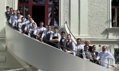 Norbert Niederkofler coi ragazzi di Atelier Moessmer, Brunico (Bolzano). Il ristorante ha aperto il 12 luglio 2023 e il 14 novembre è stato subito premiato con 3 stelle Michelin e una stella verde
