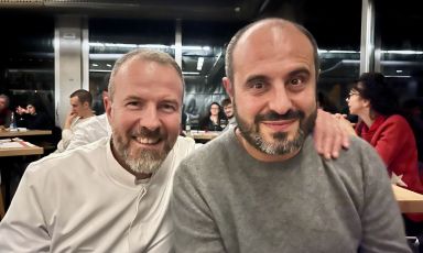 Il pizzaiolo Simone Padoan e il comunicatore non vedente Salvatore Vaccaro, protagonisti il 6 dicembre scorso di una formidabile cena "a occhi chiusi" a I Tigli di San Bonifacio (Verona)
