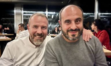 Il pizzaiolo Simone Padoan e il comunicatore non vedente Salvatore Vaccaro, protagonisti il 6 dicembre scorso di una formidabile cena "a occhi chiusi" a I Tigli di San Bonifacio (Verona)
