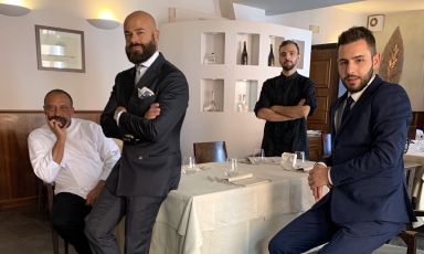 Lo staff del ristorante Al Cambio di Bologna: da sinistra a destra, Armando Martini (chef), Piero Pompili (restaurant manager), Marco Righetti (sous chef) e Domenico De Nicco (sala). Il "lavoro" è il leitmotiv del congresso milanese di Identità Golose 2021 (25/27 settembre, per iscriversi clicca qui)
