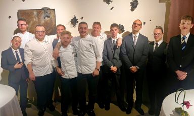 La brigata al completo del ristorante Nin, contenu