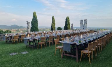 I tavoli apparecchiati sul belvedere ​dell’Abbazia di Rosazzo, tra le iniziative che hanno celebrato i 50 anni del Consorzio Friuli Colli Orientali e Ramandolo
