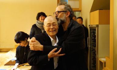 Jiro Ono, sushi master di Sukiyabashi Jiro a Tokyo (3 stelle Michelin) e Massimo Bottura, chef dell’Osteria Francescana di Modena (3 stelle) a Nobeoka, nel sud del Giappone, in occasione dell’International culinary conference organizzata da Matsushiro Yamamoto. Una trasferta trionfale per entrambi (foto Takefumi Hamada)
