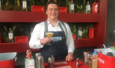 Il bartender Kevin Faccio brinda al Vapore 1928, in via Messina, Milano
