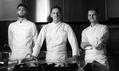 Al centro, Manuel Tropea con i ragazzi della cucina di Concezione Restaurant, in centro a Catania
