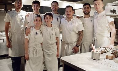 La brigata di Aramburu con, terzo da destra, lo chef-patron Gonzalo Aramburu, quello coi baffi: ha ottenuto nei giorni scorsi le due stelle Michelin, primo ristorante in Argentina (sta a Buenos Aires) ad aggiudicarsi il prestigioso riconoscimento, nella storia
