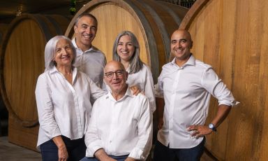 La famiglia Vaira, cantina G.D.Vajra&nbsp;in frazione Vergne a&nbsp;Barolo-Cuneo. In prima fila Milena e Aldo, in seconda fila i figli Giuseppe, Francesca e Isidoro (foto Matthew Molchen)
