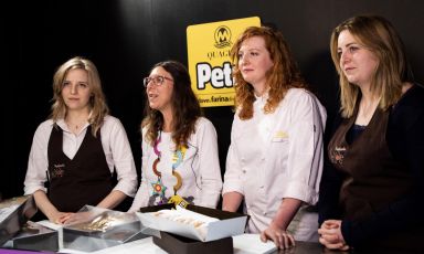 Marta, Francesca e Chiara Bonazza (seconda da sinistra, la giornalista Cristina Viggè), titolari della Pasticceria Le Note di Trento  (foto di Enrica Guariento)

