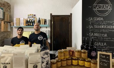 Mattia Mocci e Marco Scioni, quest'ultimo titolare di Saseada - Sebaderia artigianale in via Porto Scalas 25 a Cagliari, telefono +390704670054
