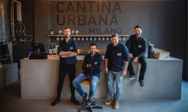 Michele Rimpici (seduto) e lo staff di Cantina Urbana, vinificazione e vendita al dettaglio in via Ascanio Sforza 87, Milano
