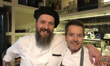 Michele Valotti della Trattoria La Madia di Brione (Brescia) e Massimo Giovannini, padrone di casa dell'Apogeo di Pietrasanta, teatro della seconda edizione di #oltrelapizza, il 15 maggio scorso
