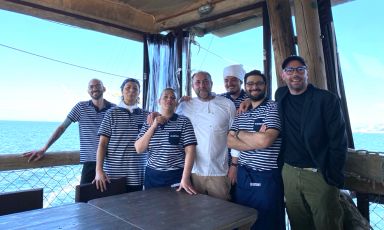 Lo staff del ristorante Gli Ostinati, sul Trabocco Mucchiola, strada statale 16 km 477, Ripari Bardella (Chieti), prenotazioni +393475435830
