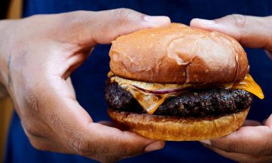 Il Noma Cheeseburger, simbolo dell'apertura soft del Noma di Copenhagen, giovedì 21 maggio prossimo. Costerà 125 corone in modalità asporto, 150 al tavolo. Circa 17 e 20 euro. Le foto sono di Ditte Isager
