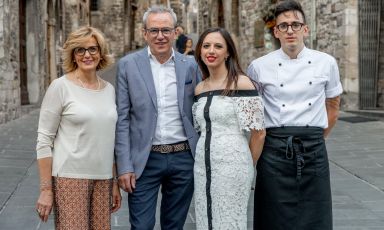 Da sinistra a destra, Manuela, Claudio, Veronica e Giacomo Ramacci, la famiglia de l’Officina dei Sapori a Gubbio (Perugia)
