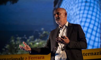 Lo scrittore e giornalista romano Stefano Liberti. Terr&agrave; lezione con&nbsp;Chiara Pavan (Venissa, Venezia)&nbsp;sul palco dell'Auditorium di&nbsp;Identit&agrave; Milano 2026, domenica 7 giugno, ore 12.40 (foto Francesco Alesi)
