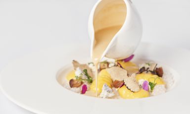 Gnocchi di patate e pasta secca​ con fonduta al blu di Bagnoli e castagne al tartufo nero, una ricetta di Peter Brunel, chef del ristorante omonimo di&nbsp;Arco, Trento&nbsp;(le foto sono di Martino Dini)
