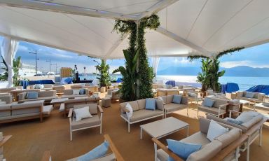 Il lounge bar opposto al ristorante Poniente alla Marina di Arechi, Salerno
