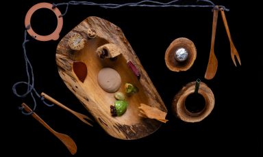 Relazioni - Gioco al Cioccolato 2026, il dessert da consumare con tutte le posate dei&nbsp;commensali legate a fili di lana.&nbsp;Succede a&nbsp;Le Calandre, ristorante di&nbsp;Rubano (Padova) (foto Riccardo Andreatta)
