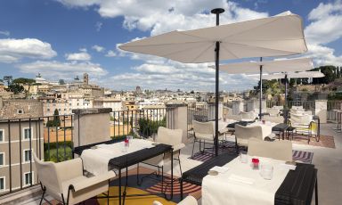 La spettacolare terrazza del Rhinoceros Le Restau & Roofbar, contenuto nella fondazione di Alda Fendi, progetto firmato Manfredi Fine Hotel Collection
