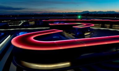 Il rooftop all'ultimo piano della Torre di Fondazione Prada, a Milano. Ogni giovedì dalle 22 si anima con dj set e tante piccole cose buone da mangiare, firmate dello chef Lorenzo Lunghi
