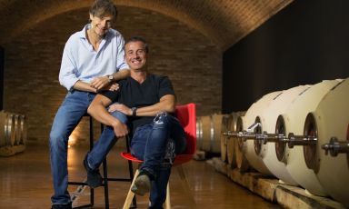 Guido Martinetti e Federico Grom nella cantina di Mura Mura, il loro nuovo progetto a Costigliole d'Asti
