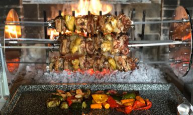 Lo spiedo del Cjasal, cascinale in via Nazionale 30 a San Michele al Tagliamento (Venezia), al confine col Friuli Venezia Giulia. Si può ordinare anche in delivery, telefonando al +390431510595
