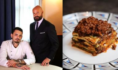 Matteo Poggi, Piero Pompili e la Lasagna in 7 strati di sfoglia verde, piatto simbolo del ristorante Al Cambio di Bologna, che sarà protagonista anche a Identità Golose Milano giovedì 10 luglio
