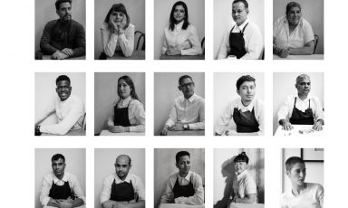 Il team al completo del ristorante Racines, passage de Panoramas 8, Parigi. Aperto nel gennaio 2018 da Simone Tondo (in alto a sinistra), Stephanie Crockford (al suo fianco), Dulal Dey (secondo da destra in alto) e Stefania Melis (in basso a destra), oggi conta su 15 dipendenti. (le foto del servizio sono di Mickaël Bandassak)
