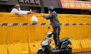 Acrobatics to buy food in Shanghai, today (photo R