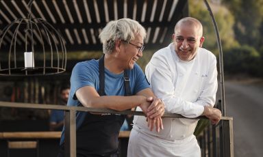 Yoji Tokuyoshi, nuovo responsabile di cucina di Stazione Vucciria a Finale di Pollina (Palermo), qui accanto a Pino Cuttaia, ospite speciale di una serata a 4 mani (le foto sono di Fabio Florio)
